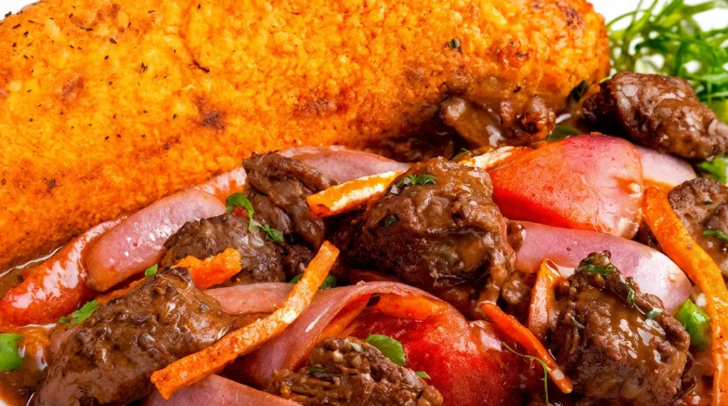 Tacu Tacu con Lomo Saltado al estilo peruano Tacu Tacu con Lomo Saltado al estilo peruano